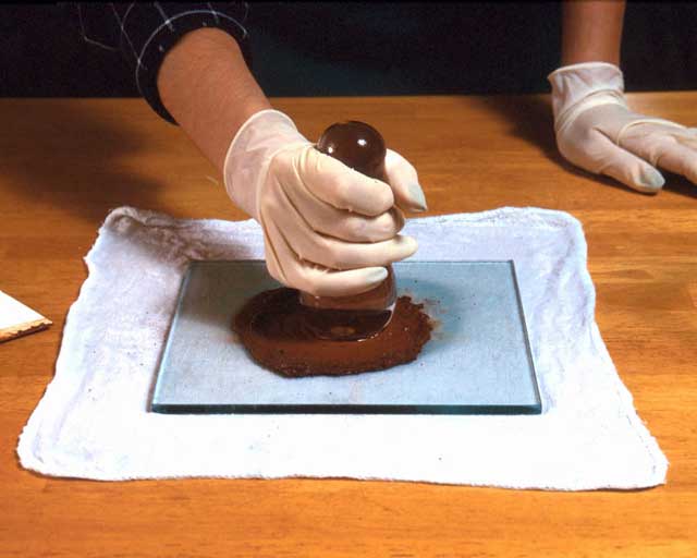mulling or grinding pigment paste